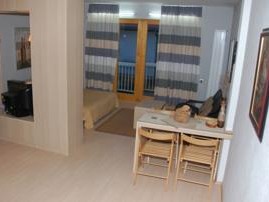 Се продаваат два апартмани и еден стан во центар н