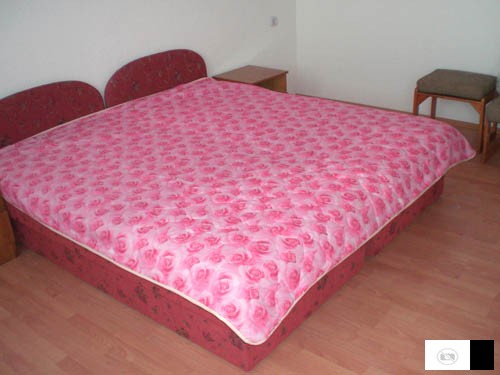 Соби со прекрасен поглед кон езеро !