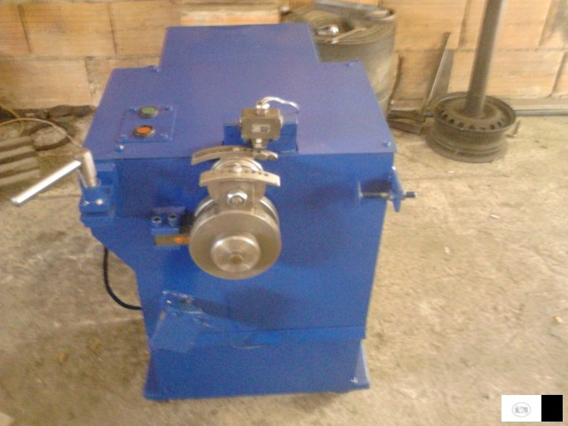 Prodavam Masina Za Izrabotka Drzaci Za Polukruzni 