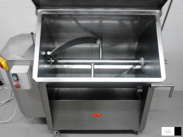 Продавам Миксер за месо и фрижидери