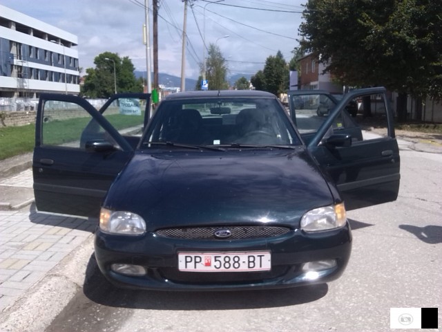 Продавам Ford Escort