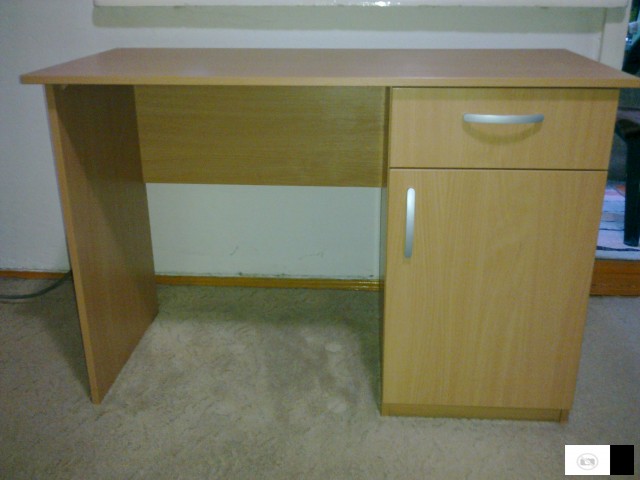 Se Prodava Rabotna Masa (biro) Za Kompjuter