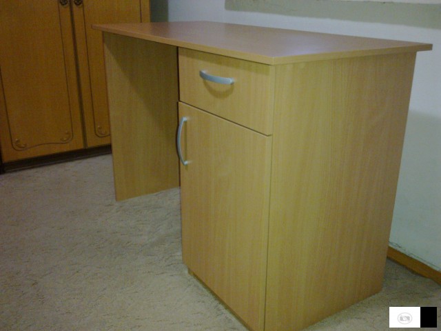 Se Prodava Rabotna Masa (biro) Za Kompjuter