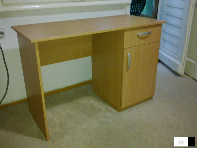 Se Prodava Rabotna Masa (biro) Za Kompjuter