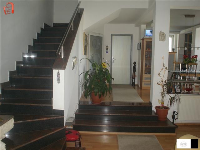 Ekskluzivna Semejna Kuka -kompletno Namesten