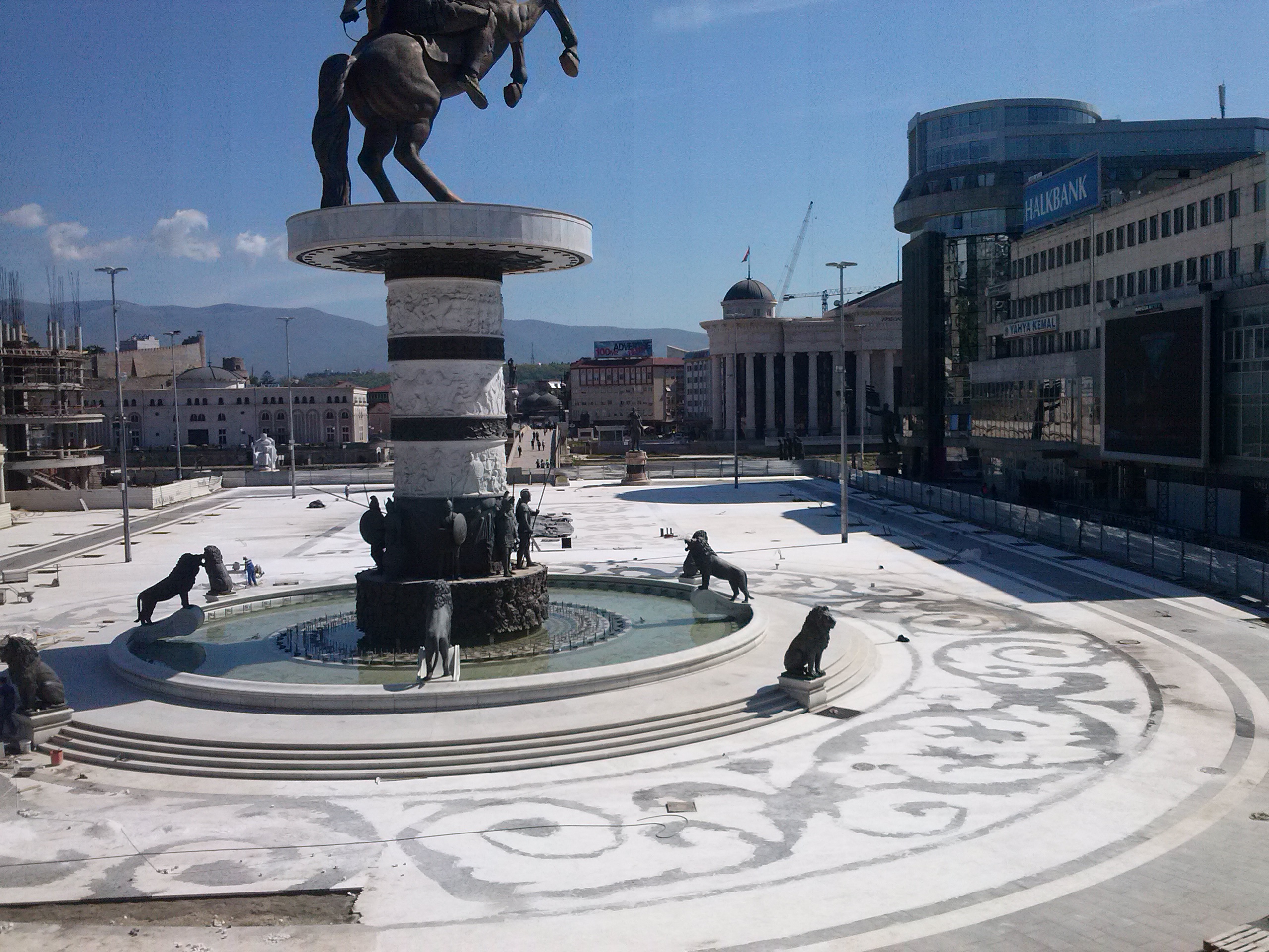 Се изнајмува стан од 110m2,на Плоштад Македонија.