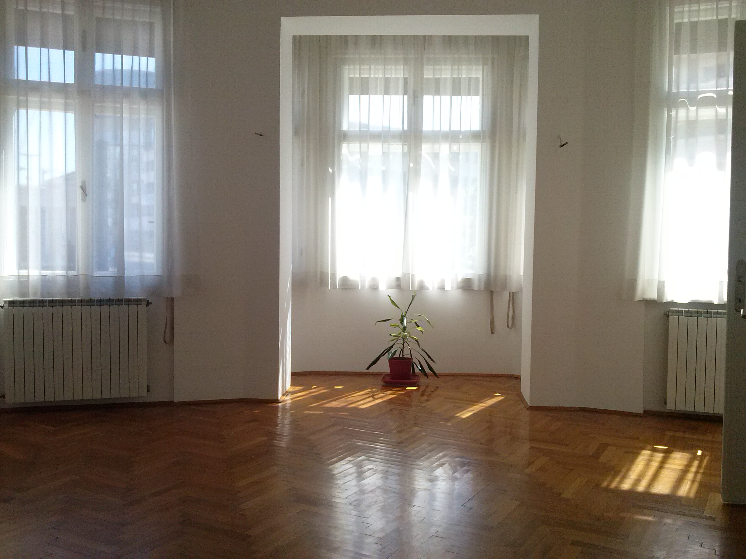 Се изнајмува стан од 110m2,на Плоштад Македонија.