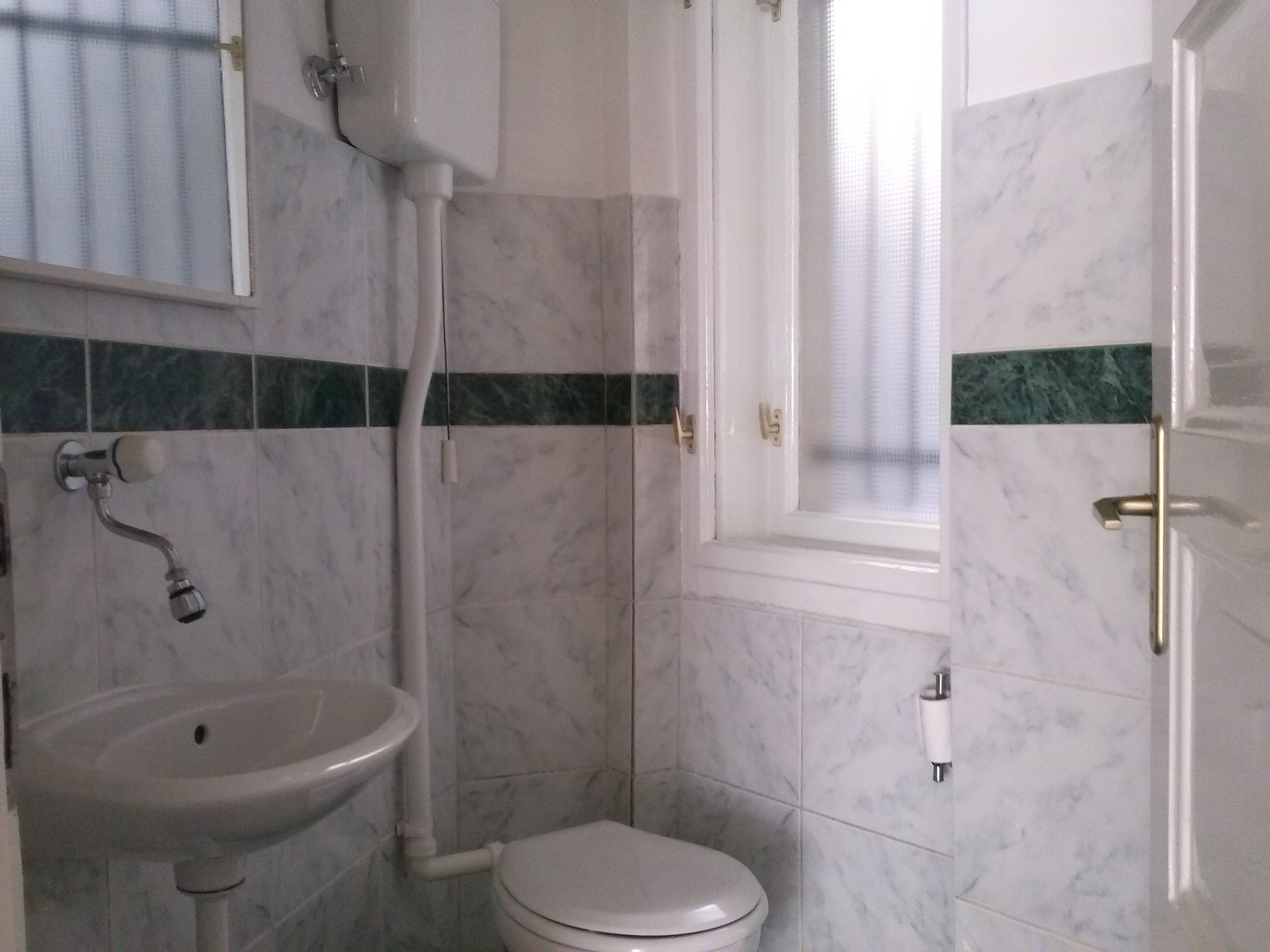 Се изнајмува стан од 110m2,на Плоштад Македонија.