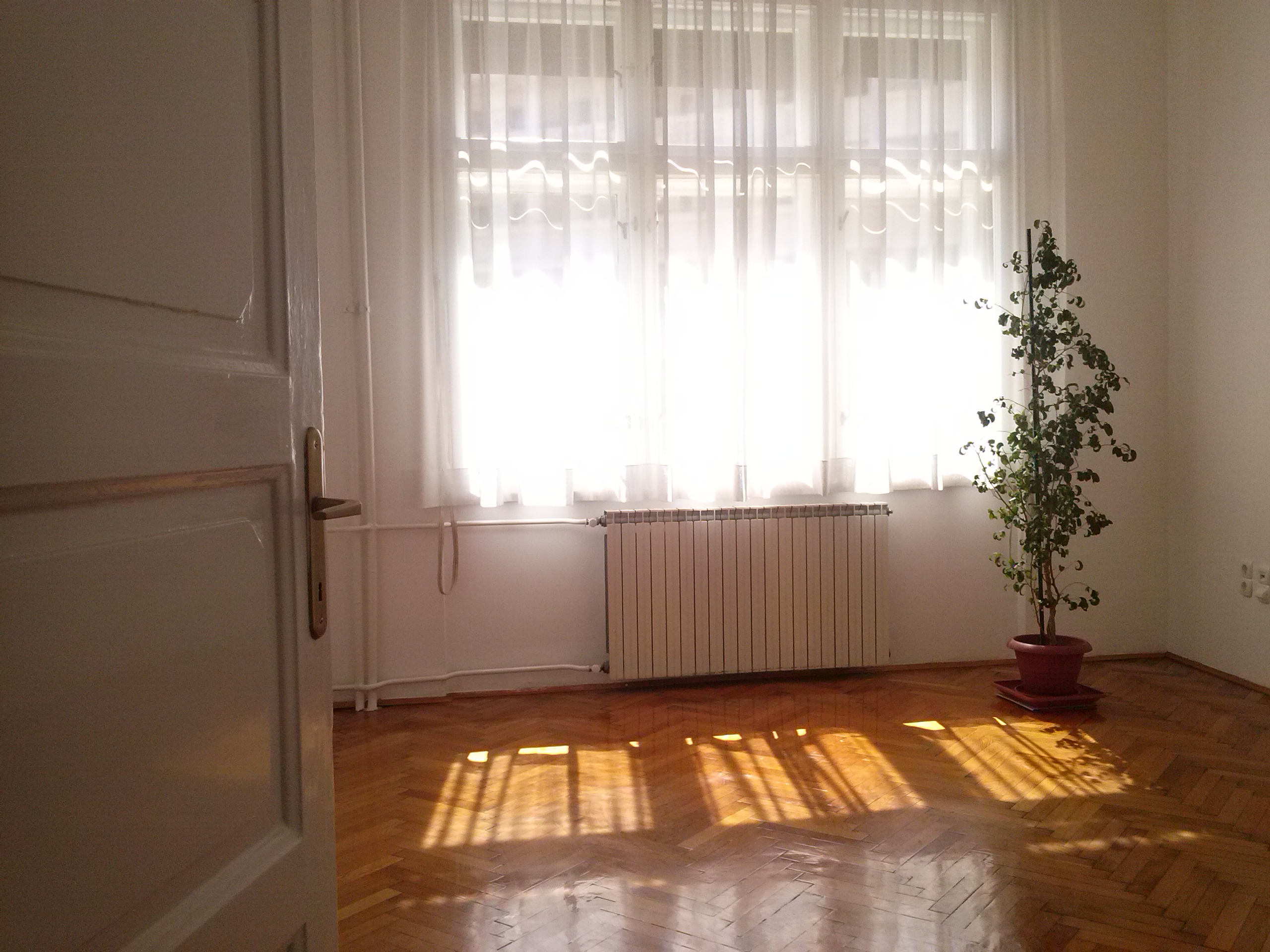 Се изнајмува стан од 110m2,на Плоштад Македонија.