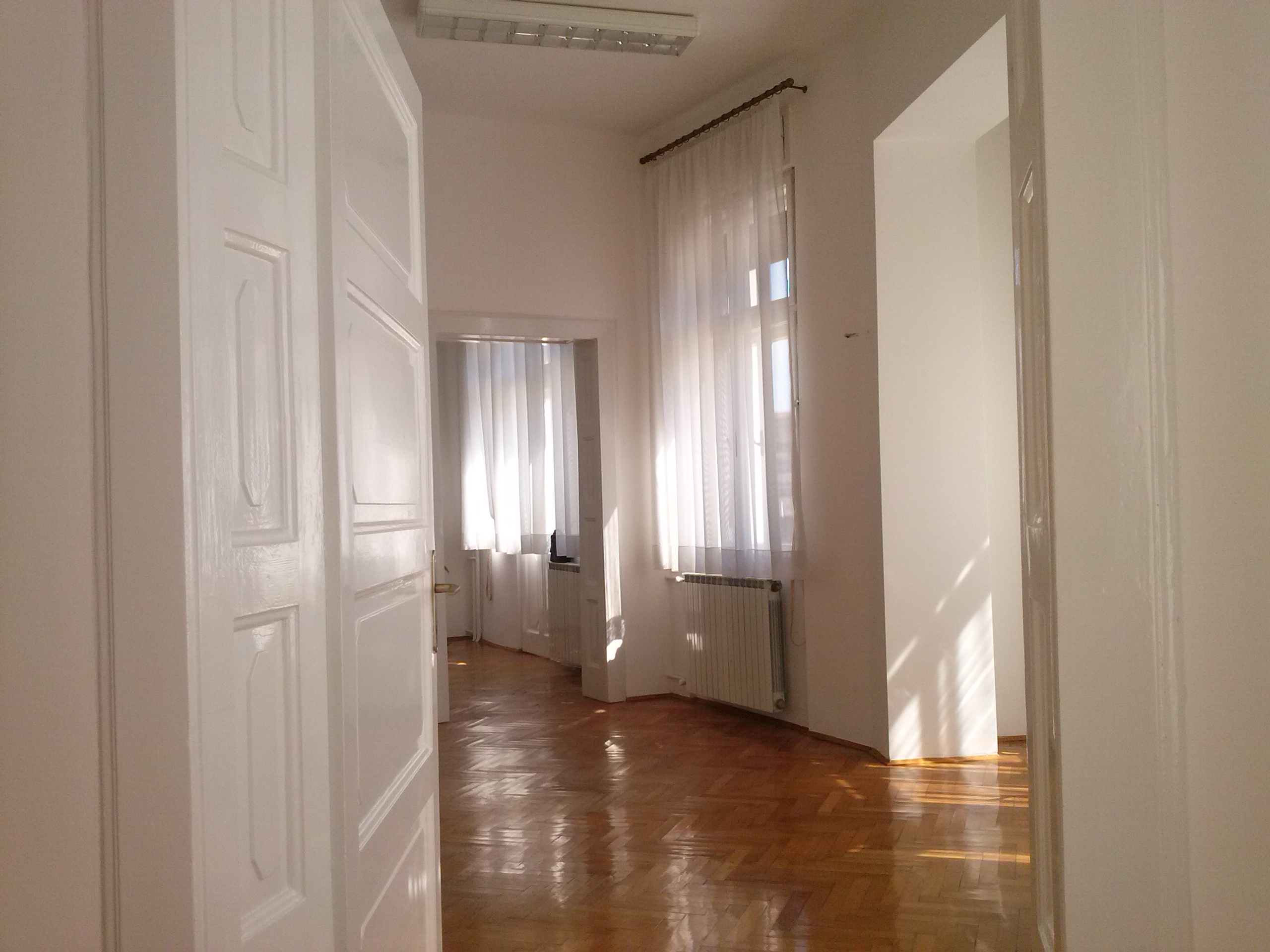 Се изнајмува стан од 110m2,на Плоштад Македонија.