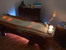 Кревет со жад камења за масажа