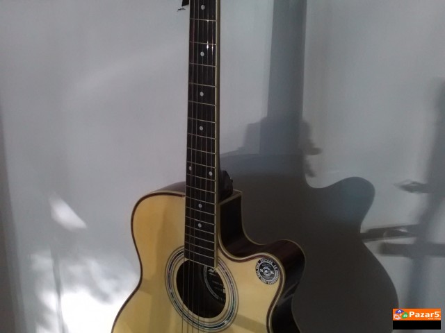 Продавница за музички инструменти