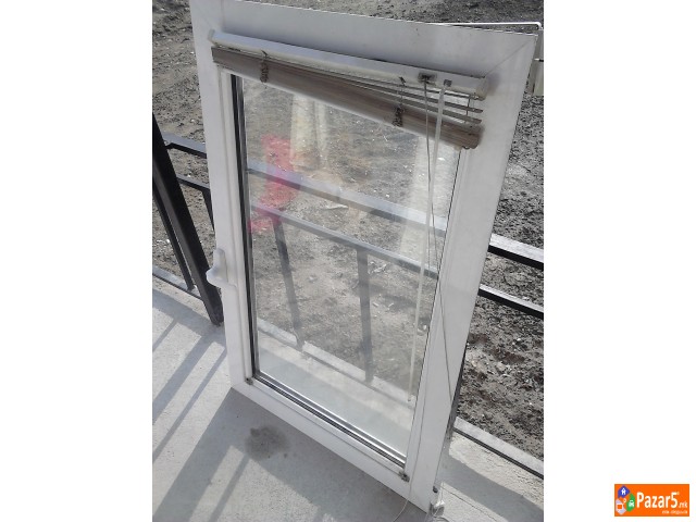 Prozor Pvc Na Kipanje So Venecijaner Na Nego Vidi 