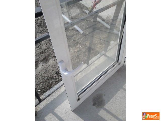 Prozor Pvc Na Kipanje So Venecijaner Na Nego Vidi 