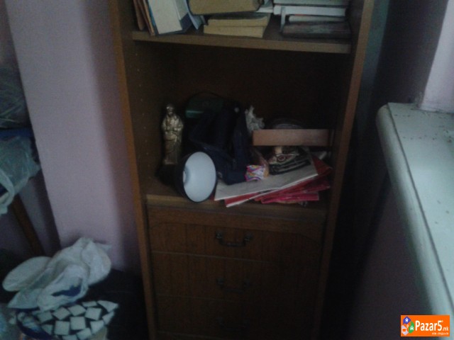 Продавам плакари со трпезариска маса и 6 столици