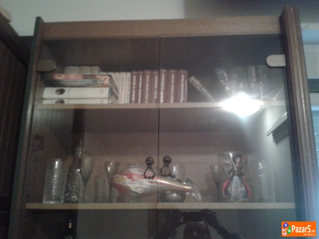 Продавам плакари со трпезариска маса и 6 столици