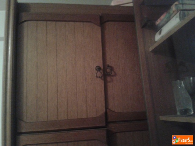 Продавам плакари со трпезариска маса и 6 столици