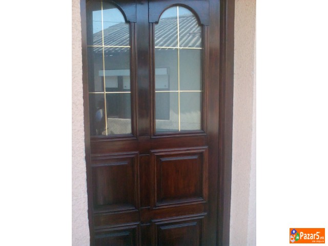 Prodavam Vlezna Vrata Drvena