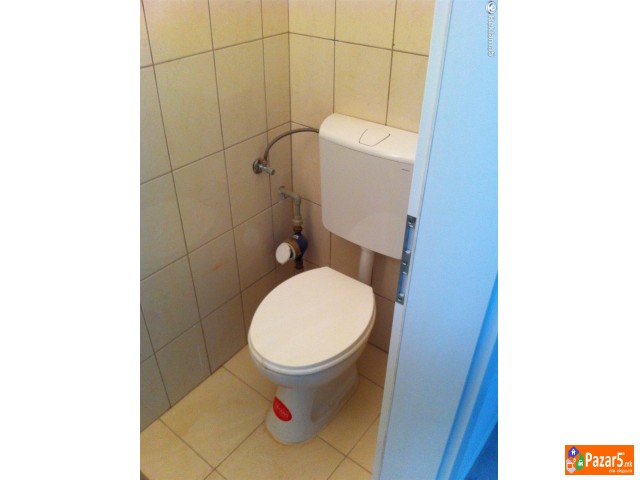 Се продаваат два дуќани во центарот на градот