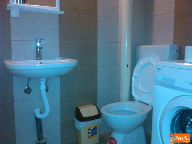 Издавам стан во Автокоманда  