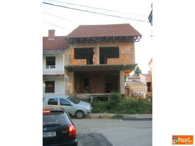 Продавам куќа карабина во центар на нас. Драчево 