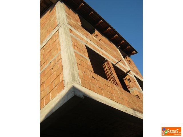 Продавам куќа карабина во центар на нас. Драчево 