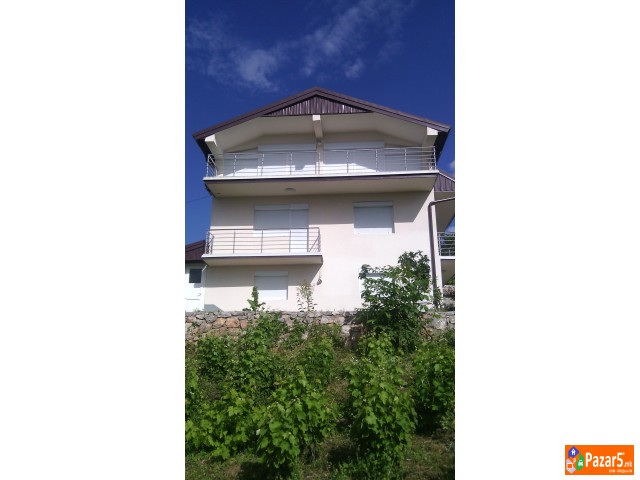 Се продава куќа во Рача