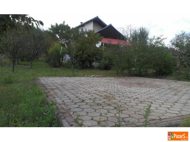 Плац со куќа