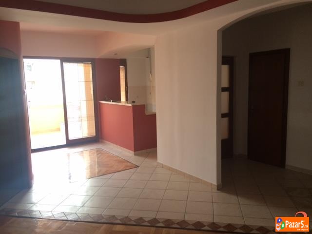 Se Prodava Preubav 3soben Komplet Renoviran Stan V