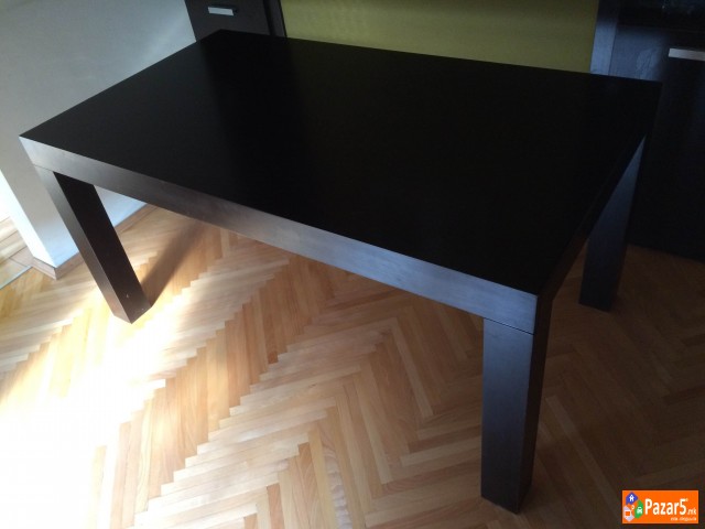 Продавам дрвена трпезариска маса