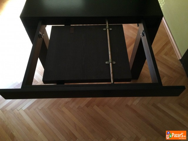 Продавам дрвена трпезариска маса