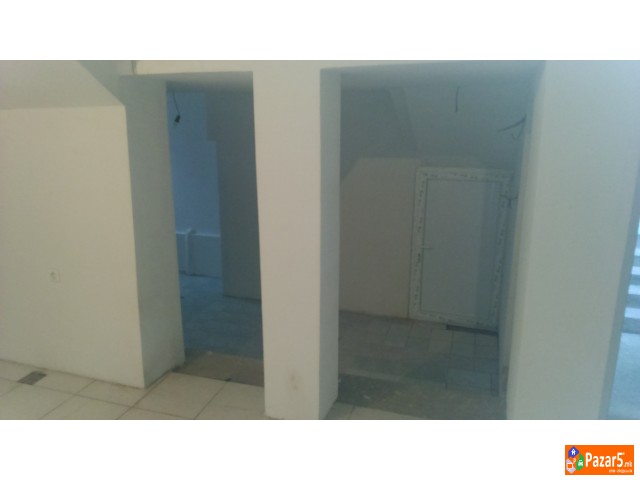 Se Izdava Deloven Prostor Od 80m2 + 18 M2