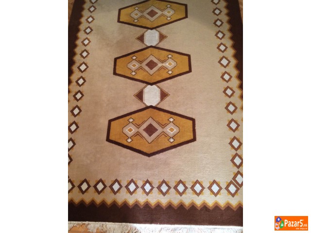 Продавам добро сочувани килими