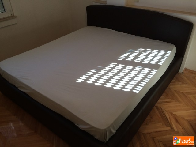 Продавам кревет за спална со гратис душек