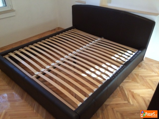 Продавам кревет за спална со гратис душек