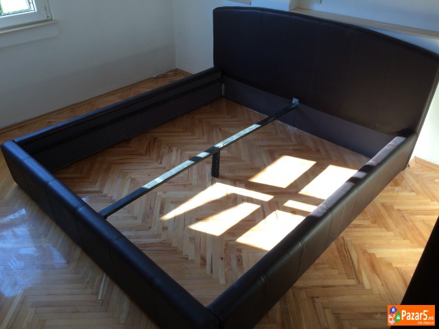 Продавам кревет за спална со гратис душек