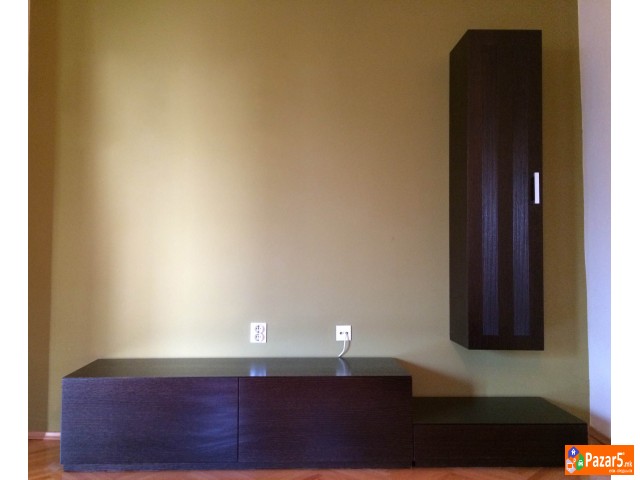 Продавам комода за телевизор со три фиоки и плакар