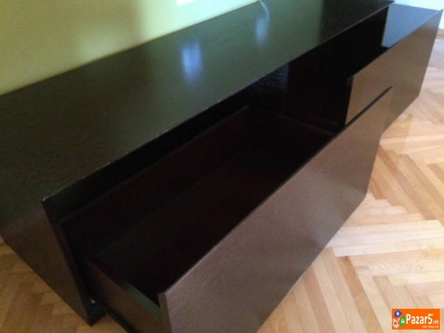 Продавам комода за телевизор со три фиоки и плакар