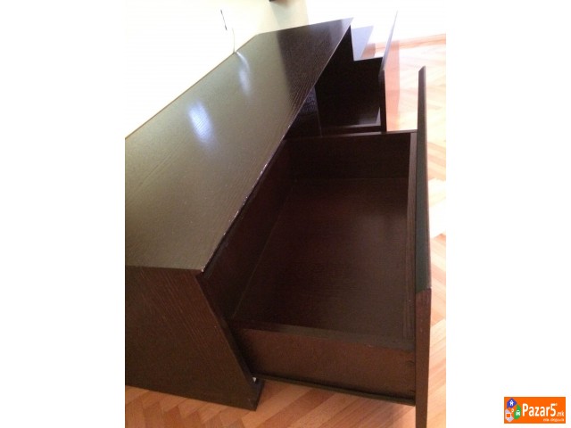 Продавам комода за телевизор со три фиоки и плакар