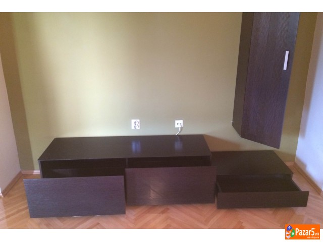 Продавам комода за телевизор со три фиоки и плакар