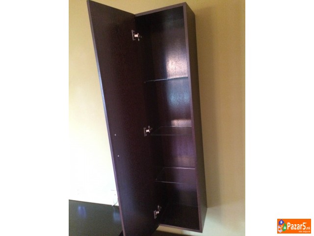 Продавам комода за телевизор со три фиоки и плакар