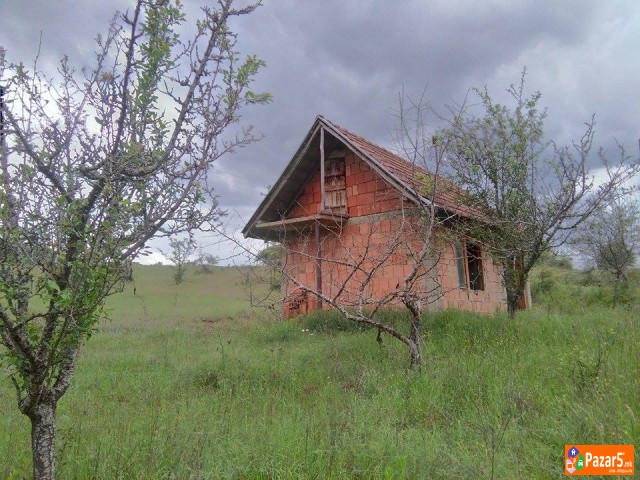 Se Prodava Objekt So Zemjiste