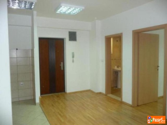 Izdavam Deloven Prostor.ploŠtad Sloboboda	