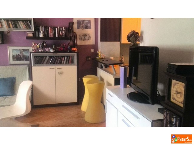 Продавам стан во центар (до Бугарска амбасада) 53м