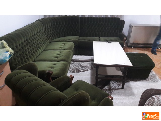 Се продава аголна гарнитура и тросед со две фотељи