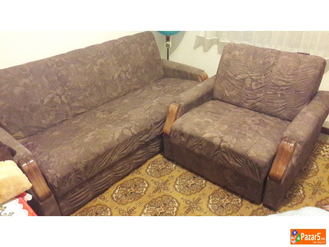 Се продава аголна гарнитура и тросед со две фотељи
