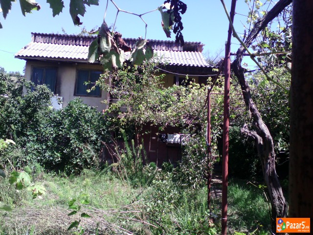 Prodavam Kuka 80 M2 So Plac 800 M2 , Dodatni Prost