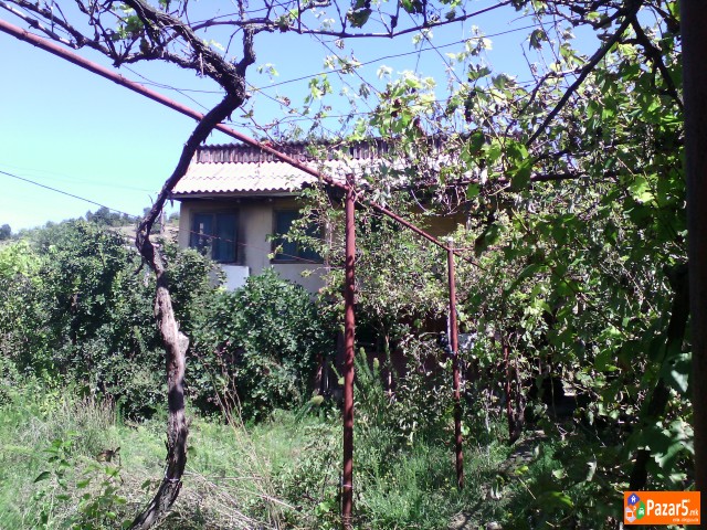 Prodavam Kuka 80 M2 So Plac 800 M2 , Dodatni Prost