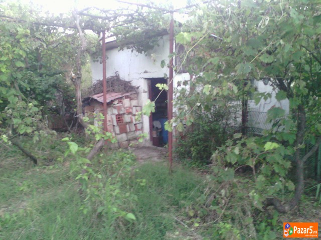 Prodavam Kuka 80 M2 So Plac 800 M2 , Dodatni Prost