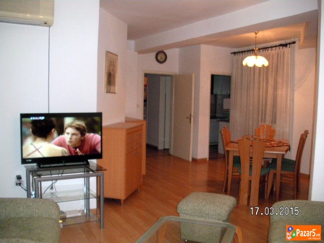 издавам трособен стан во Центар